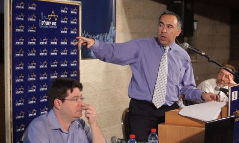 אייל גבאי ואופיר אקוניס בכינוס ירושלים, היום [צילום: יח"צ]