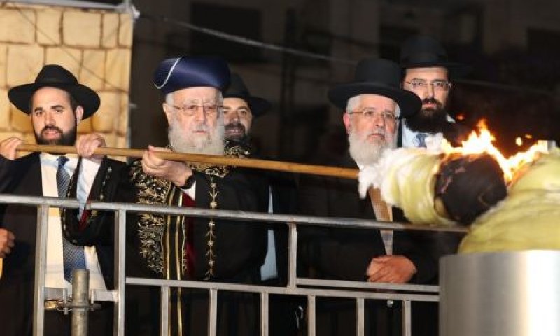הרב יוסף בהדלקה במירון [צילום: שלומי כהן/משרד ירושלים ומסורת]
