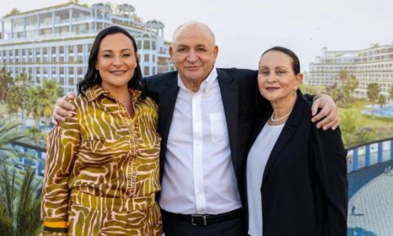 "בעזרת השם נצליח". חיה ויצחק תשובה ובתם גל נאור [צילום: הצלמניה של שרונה]