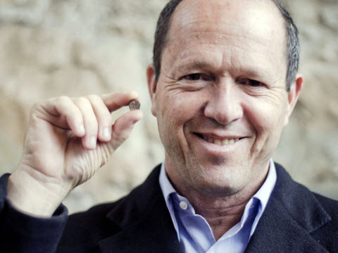 ראש העיר ירושלים ניר ברקת עם טביעת חותם שר העיר מתקופת בית [צילום: יולי שוורץ, רשות העתיקות]