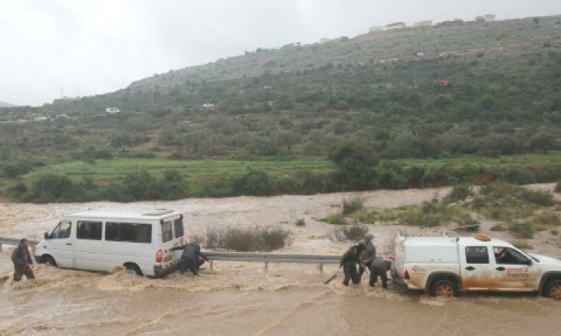 הגשמים גרמו להצפת הנחלים [צילום: מירי צחי]