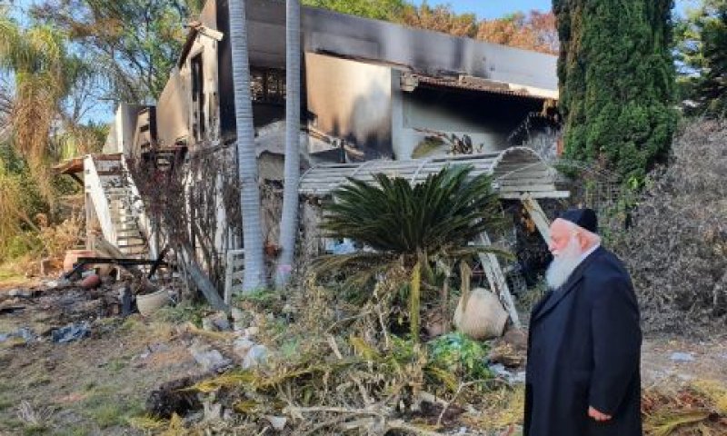 שר הבינוי גולדקנופף בקיבוץ בארי [צילום: תקשורת השר]