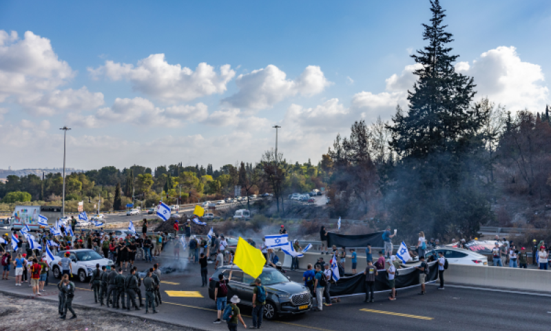 חסימות של מפגינים בכביש מס' 1 [צילום: יונתן זינדל/פלאש 90]