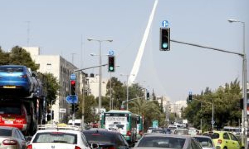 פקקי תנועה בגבעת שאול [צילום: פלאש 90]