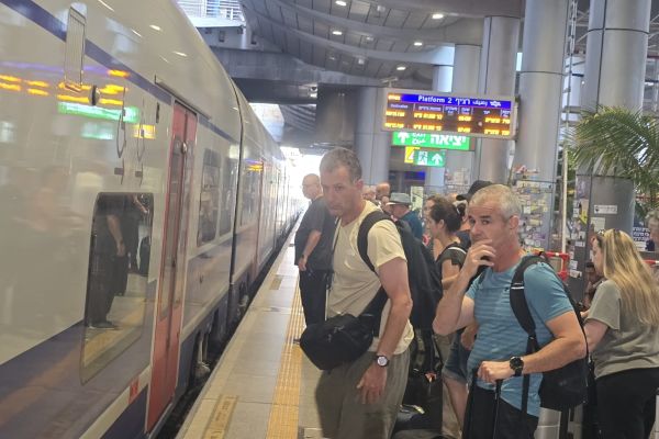 נוסעים שהגיעו עולים לרכבת [צילום: רכבת ישראל]