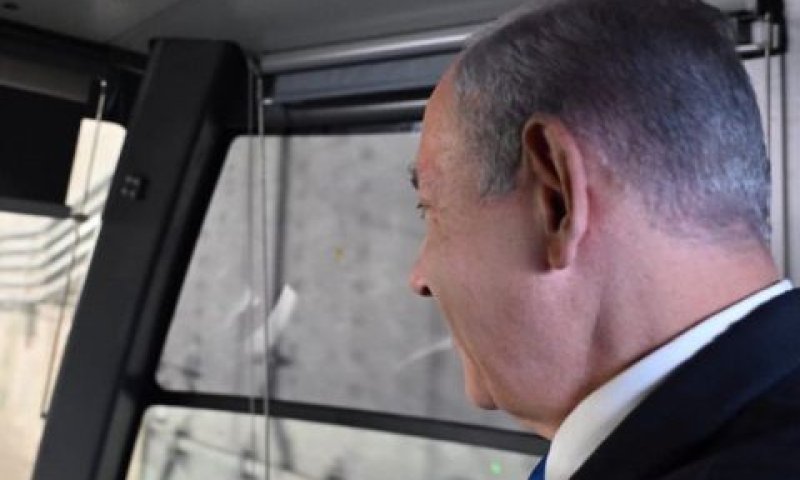 נתניהו בקרון הרכבת הקלה [צילום: קובי גדעון/לע"מ]