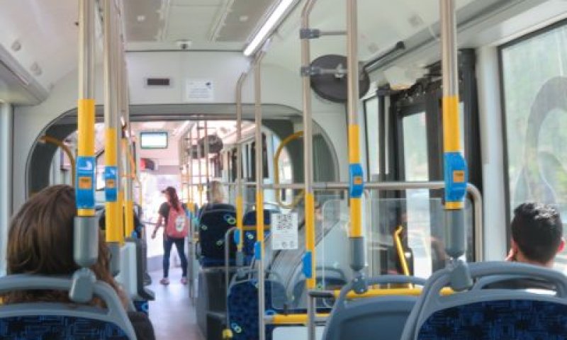 נוסעים במטרונית [צילום אילוסטרציה: שמואל וולף]