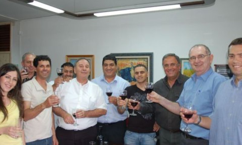 נציגי העובדים וההנהלה מרימים כוסית [יח"צ]