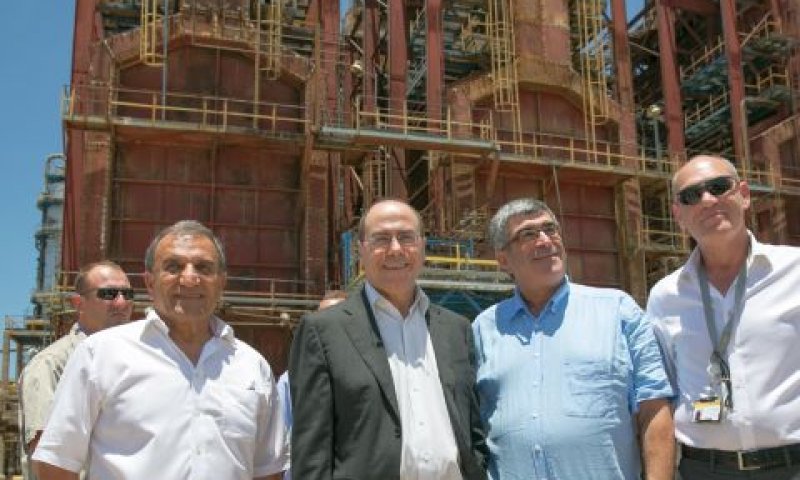 מנכ"ל בית הזיקוק מלאכי אלפר, יונה פוגל, מנכ"ל קבוצת פז, סילבן שלום, שר האנרגיה והמים וצדיק בינו, יו"ר קבוצת פז [צילום: ערן לם]