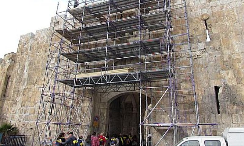 פיגום על שער האריות [צילום: דוברות רשות העתיקות]