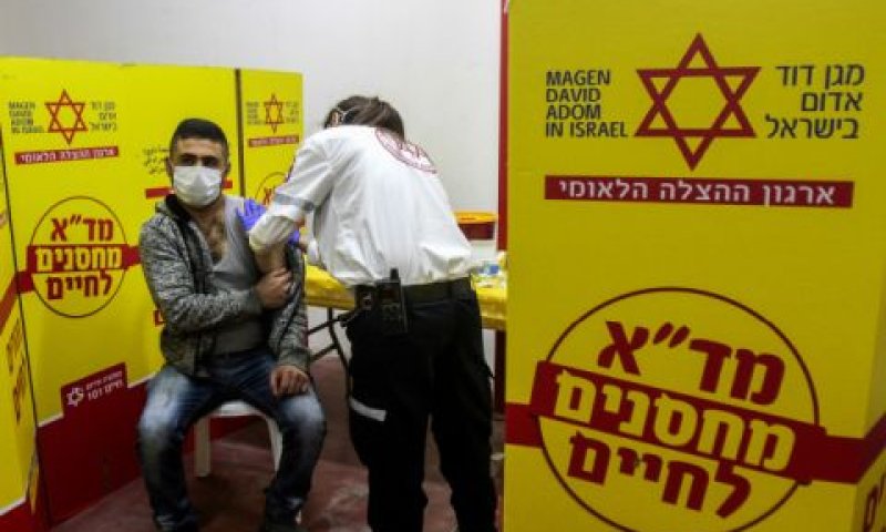 חיסון בברקן [צילום: נאסר אישתיה/פלאש 90]