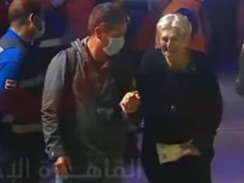 חטופה מועברת מאמבולנס של הצלב האדום לשטח מצרים