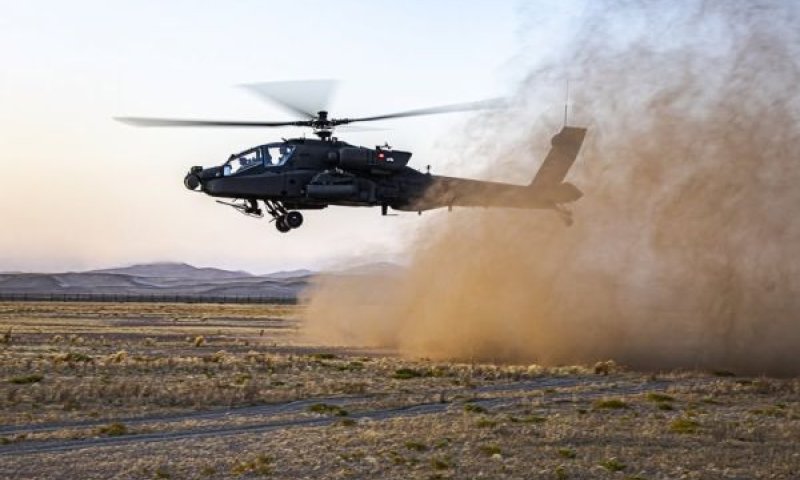 מסוק קרב AH-64 אפאצ'י של צבא ארה"ב ממריא לטיסה שגרתית [צילום: סנטקום]