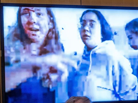 תמונת שתיים מהחטופות מתוך הסרטון שנתפס [צילום: יונתן זינדל/פלאש 90]