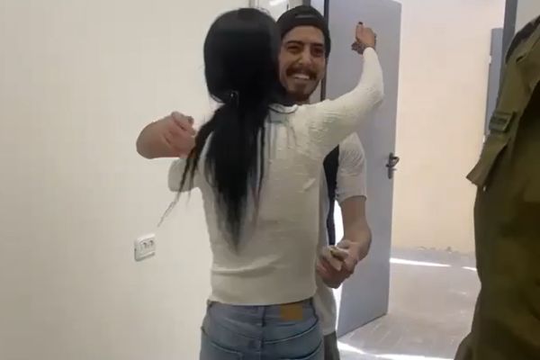 מתן צנגאוקר ואמו עינב נפגשים לראשונה [צילום: דובר צה"ל]