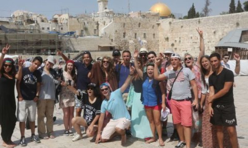 משתתפי תוכנית תגלית בכותל בימים שלפני הקורונה [צילום: פלאש 90]