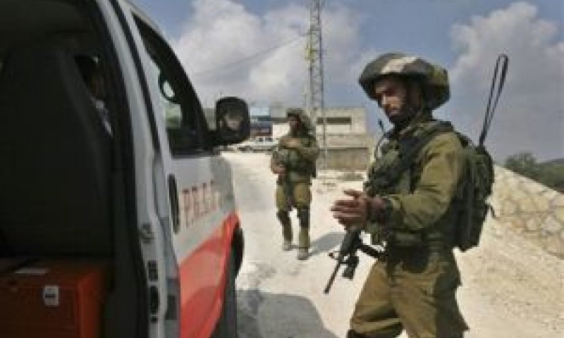 אמבולנס ביציאה מן הכפר [AP] / הבית השרוף [מוא"ז שומרון]
