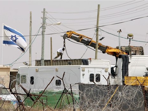 רצועת עזה: המכולה יוצאת החוצה [AP]