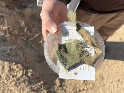 לגעת בחומר [צילום: צוות החפירה]