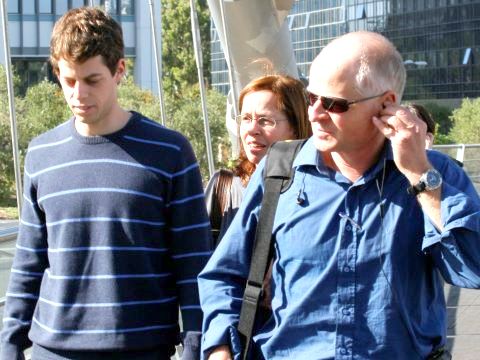 נועם, אביבה ויואל שליט יוצאים מן הפגישה עם חגי הדס [צילום: פלאש 90]