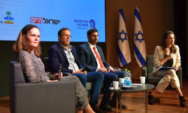 ח"כ טור פז (במרכז) בכנס קטיף [צילום: מאיר אליפור]