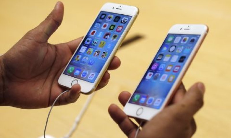 שובר שיאי מכירות. iPhone 6s [צילום: AP/Kiichiro Sato]