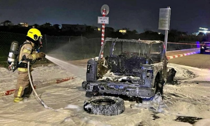 הרכב המפויח בלוד, לאחר שהאש כובתה [צילום: דוברות כיבוי והצלה]
