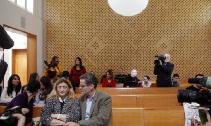 אייל שני ורעייתו שרה בבית המשפט. מגייס מחברים [צילום: פלאש 90]