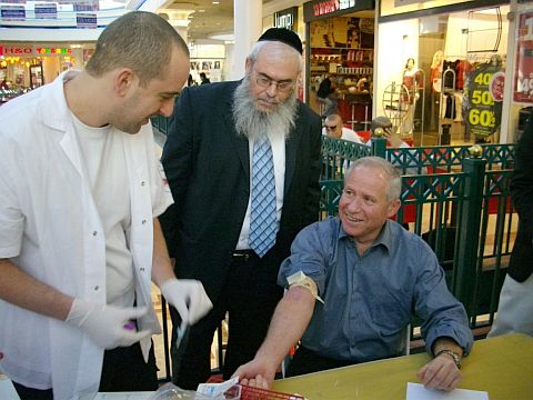 השר אבי דיכטר תורם דם למאגר
