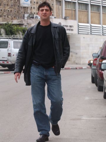 זליג רבינוביץ' ליד בניין הטלוויזיה ברוממה, 2003 [צילום: פלאש 90]