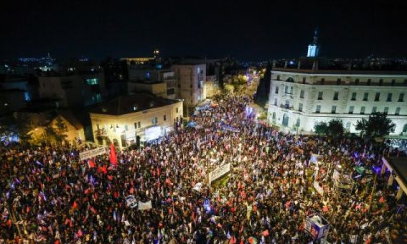 הפגנה נגד נתניהו בכיכר פריז [צילום: יונתן זינדל, פלאש 90]