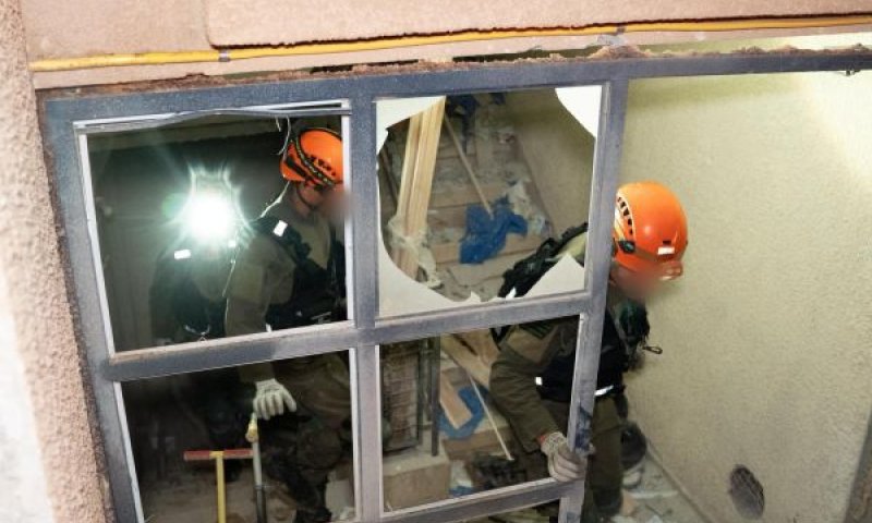 אנשי פיקוד העורף בזירת נפילה [צילום: דובר צה"ל]