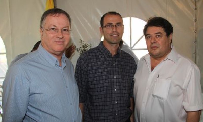 ישראל יניב מנכ"ל דור אלון, חן בר יוסף ראש מנהל הדלק במשרד האנרגיה ודוד ויסמן נשיא קבוצת אלון [צילום: אביב חופי]