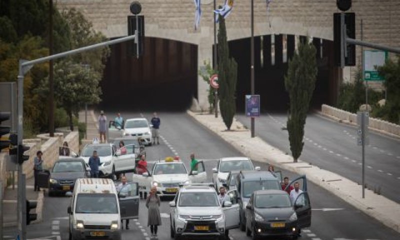 עומדים בצפירה ביום השואה [צילום: הדס פרוש/פלאש 90]