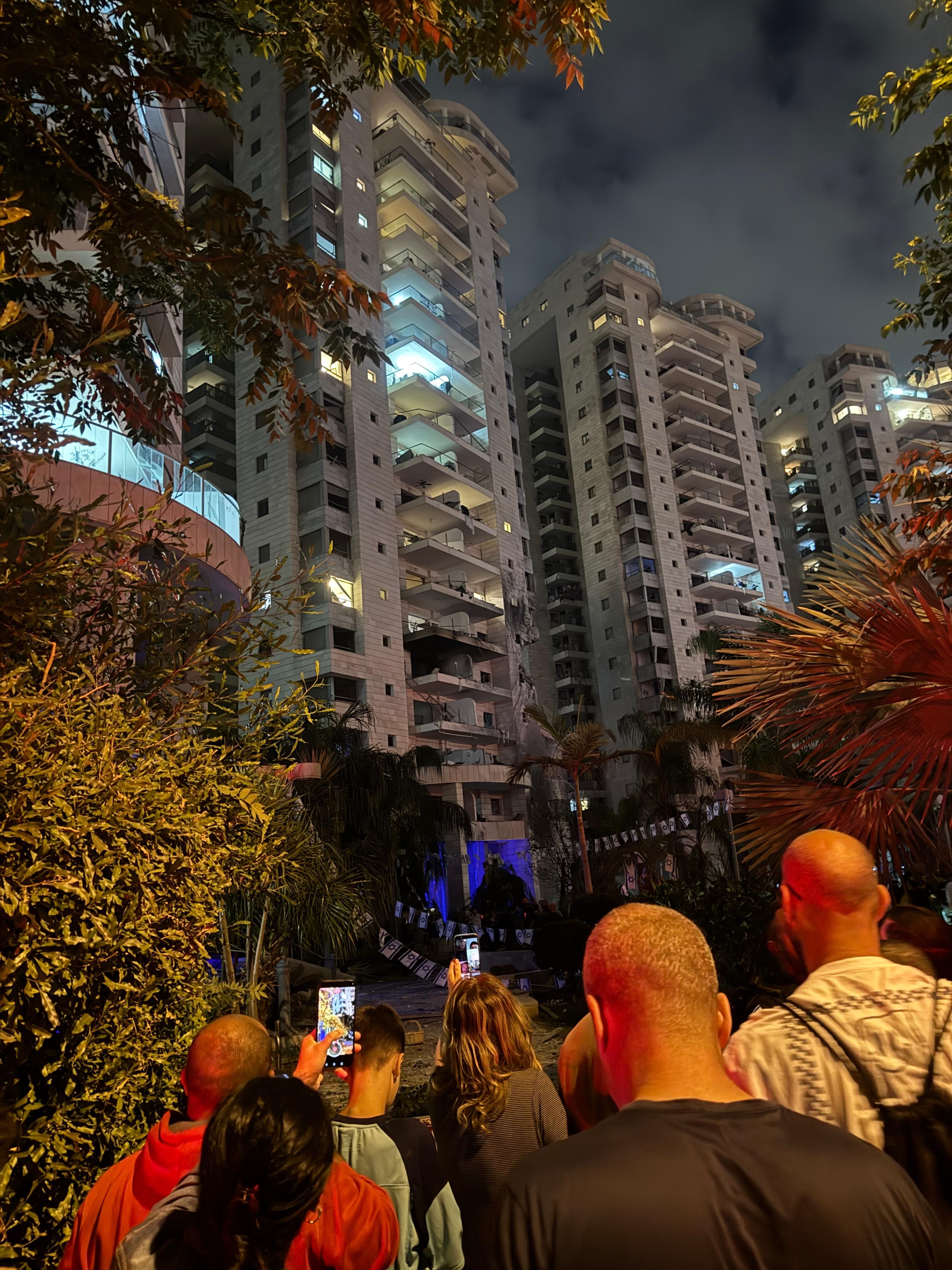 בניין מגורים בפתח תקוה שנפגע מטיל שנורה מאירן
