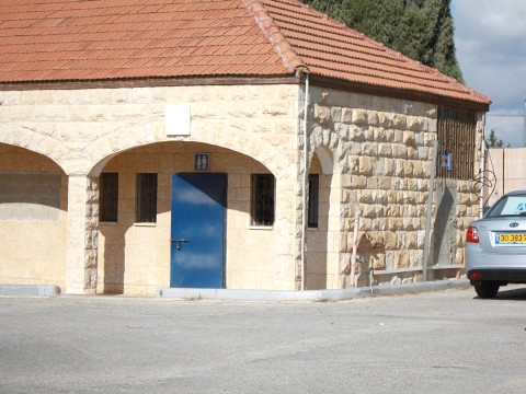 הכניסה למבנה השירותים בתחנת הדלק