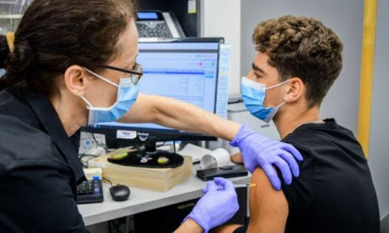 הסכנה מחיסון בני נוער קטנה מסכנת ההידבקות [צילום: אבשלום ששוני/פלאש 90]