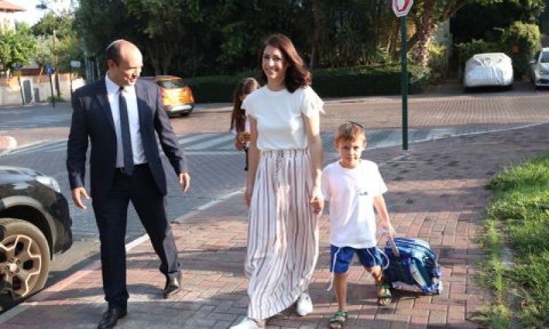 שר החינוך, נפתלי בנט, ומשפחתו בבוקר פתיחת שנת הלימודים [צילום: עודד קרני, לע״מ]
