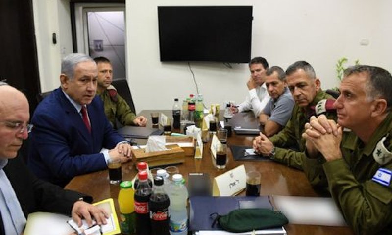 ההתייעצות בקריה. הבכירים הסתייגו מהמהלך [צילום: אריאל חרמוני]