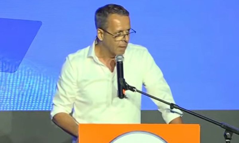 צור. עובר לזירה הפוליטית