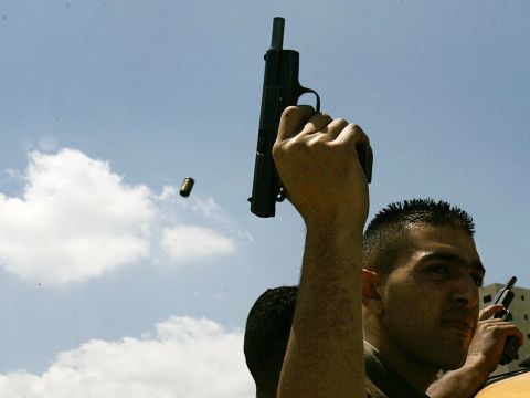 שוטר פלשתיני יורה באוויר במחסום ביתוניה [AP]