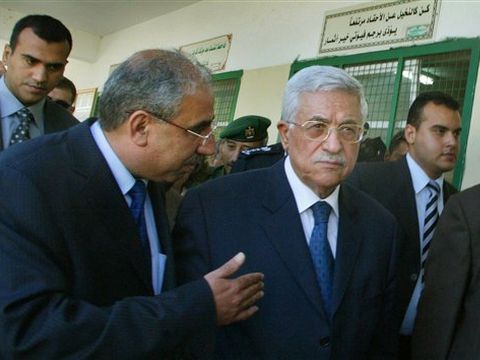 אבו מאזן בסיור בבית-ספר בעזה [AP]