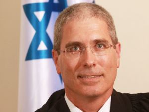 השופט ברנר. הביעה תמיהה [צילום: בוצ'צ'ו]