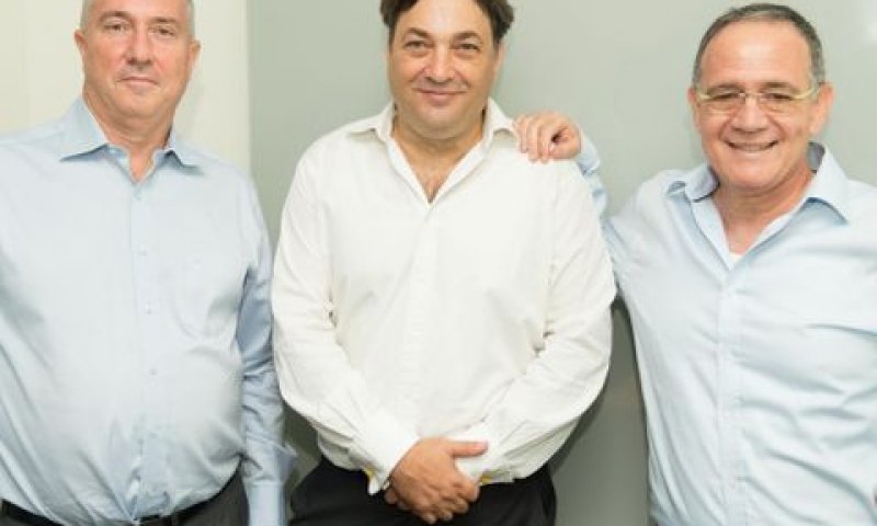 מימין לשמאל: מיקי בלומנטל (שותף מנהל פירמת פאהן קנה), עברי ורבין (מנכ"ל גוד ויז'ן), יזהר קנה (שותף מנהל פירמת פאהן קנה [צילום: ישראל הדרי]