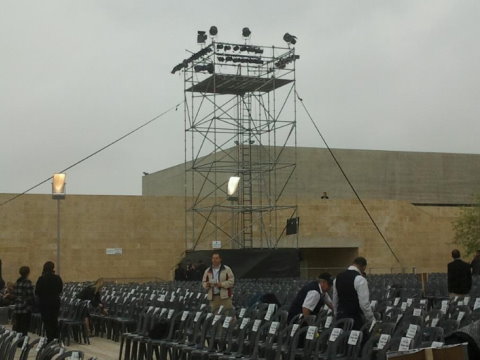 התאורה ביד ושם מחוזקת מפני הרוחות. לא ברור האם החיזוק בוצע בעקבות האסון שאירע בסמוך או קודם לכן [צילום: חיים ריבלין]