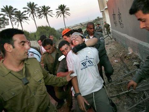 עימותים בין צעירים ישראלים לחיילים [AP]