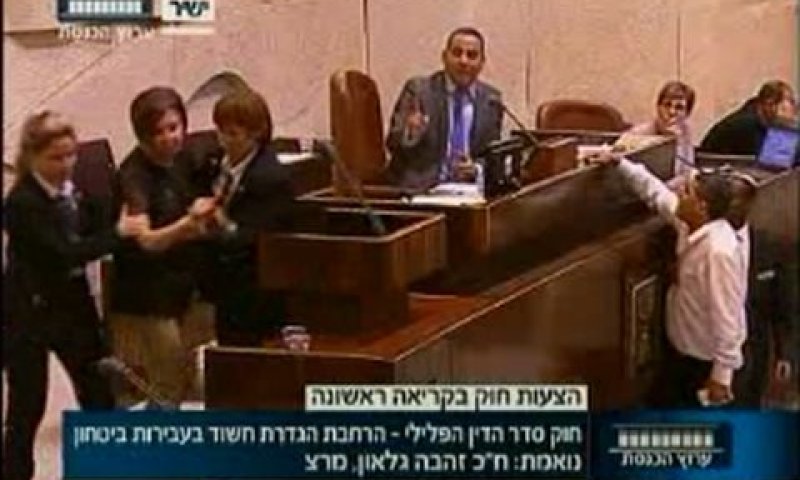 סדרניות אוחזות בח"כ זהבה גלאון [צילום: מן הטלוויזיה]