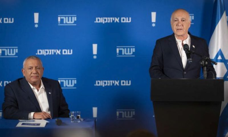 כהן ואיזנקוט במסיבת עיתונאים משותפת [צילום: פלאש 90]