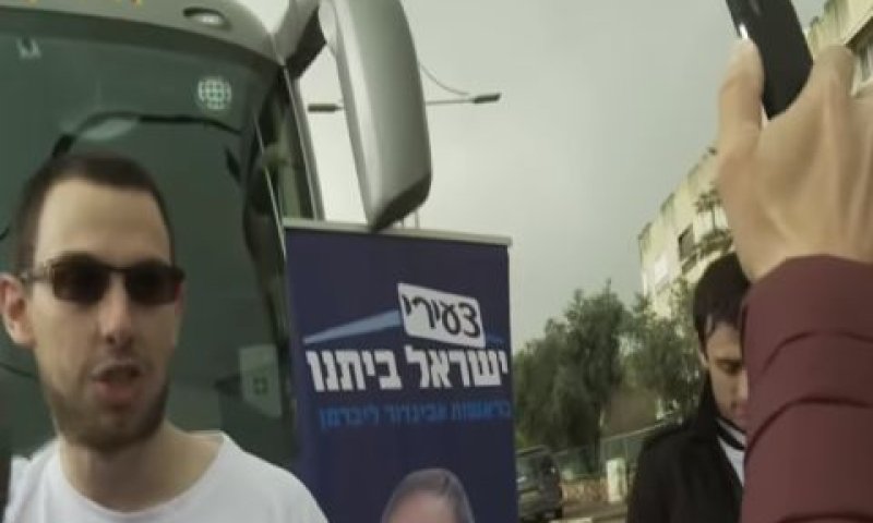 הסלולרי בידו של רון קובי מתעד את אוטובוס השבת של נוע תנוע [צילום: מן הטלוויזיה]