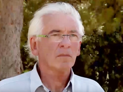 אלבוים. "מפקח בניה בבית שבונה לבנותיו" [צילום: מתוך יוטיוב]